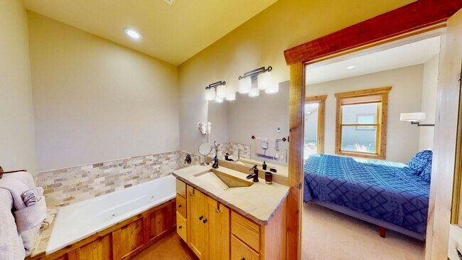 Building Photo - Luxurious and comfortable living experience