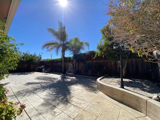 Building Photo - Gorgeous, Luxury and Furnished 3 bed 3 bat...