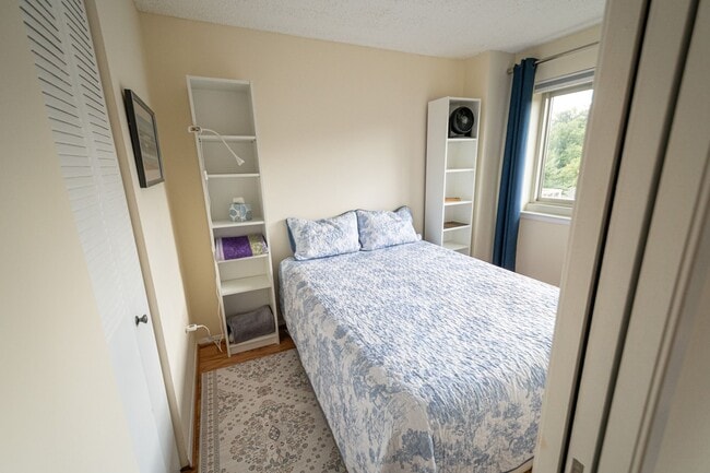 Building Photo - Exceptional Location & Amenities Short-ter...