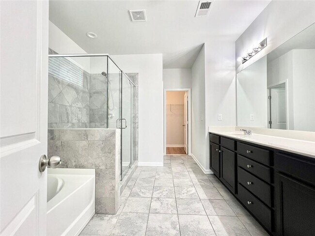 Building Photo - 370 Broadmoor Dr
