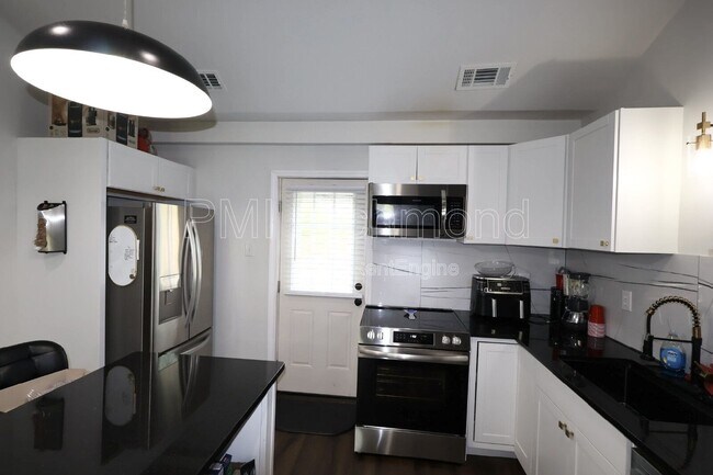 Building Photo - 936 Halsey Ln