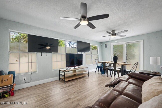 Building Photo - 719 S Shores Rd