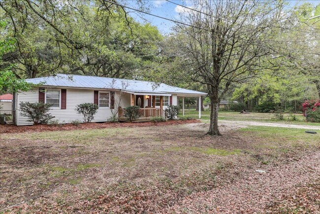 Building Photo - Completely Renovated 3 Bed 2 Bath home wit...