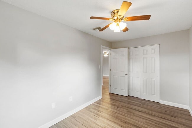 Building Photo - Fruitland Park 4/2 w/ Covered Patio