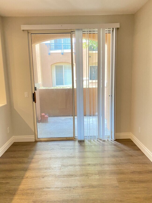 Building Photo - Great first floor corner unit!!
