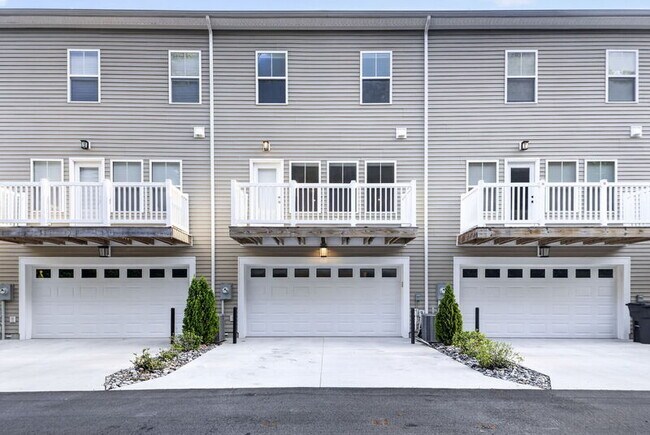 Building Photo - 2011 Laycock Ln