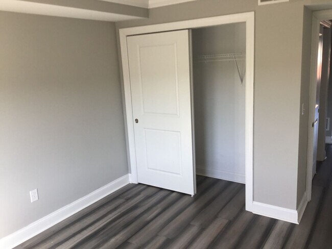 Building Photo - Spacious 2 Bed & 2 Bath Now Available in E...
