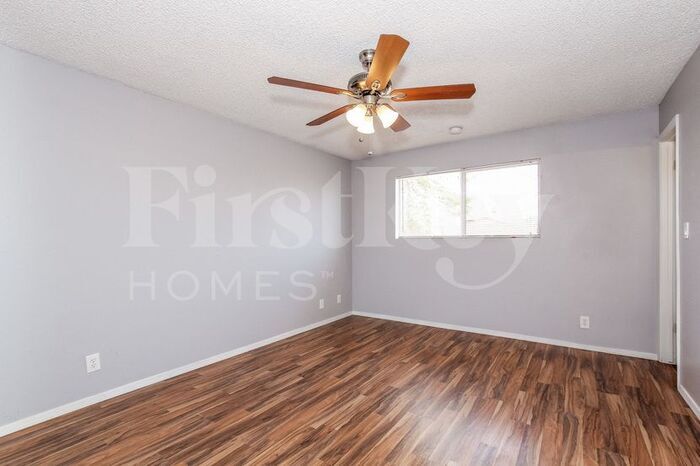 Building Photo - 2208 W Dahlia Dr