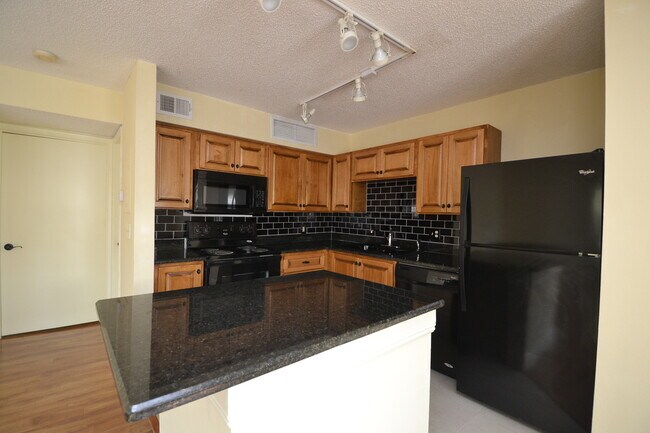 Building Photo - Lovely 1/1 Corner Unit in GATED ~ LAKEFRONT community in Altamonte Springs!
