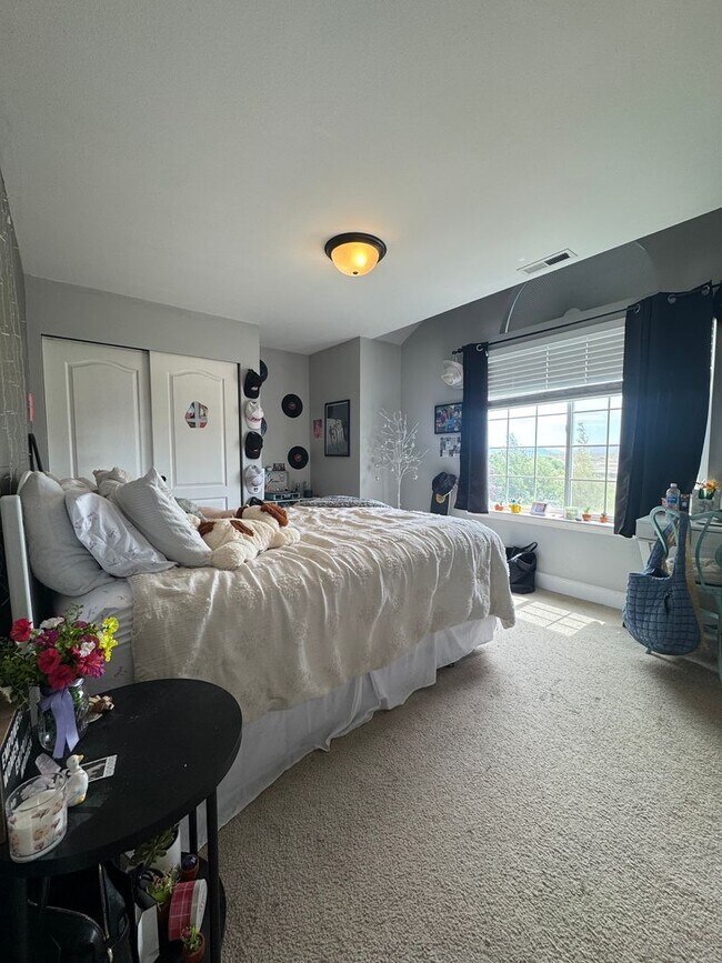 Building Photo - HUGE PET FRIENDLY Rental