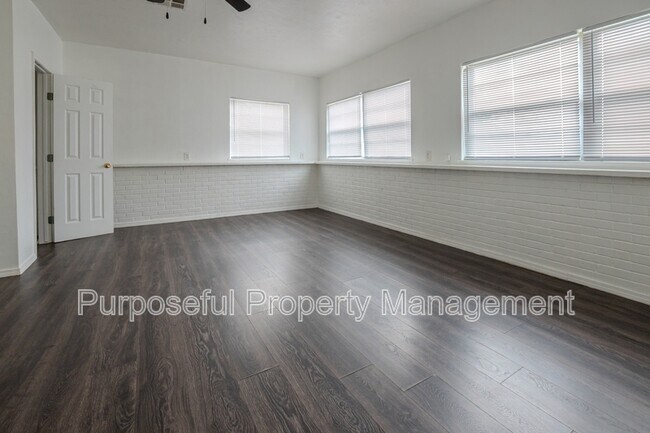 Building Photo - 616 E Bouse Dr