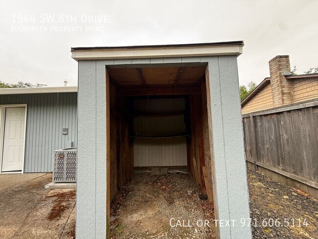Building Photo - 1544 SW 8th Dr
