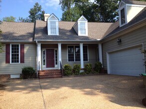 Building Photo - Beautiful 3 Bedroom 2 Bath Single Floor Living in Ford's Colony!