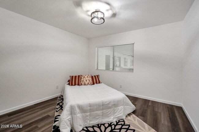 Building Photo - 721 E Montebello Ave