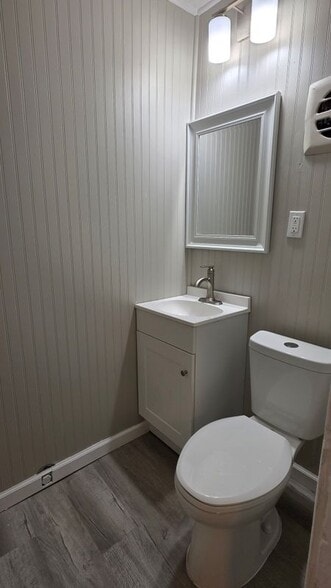 Building Photo - 33507 Berville Ct