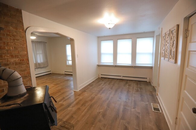 Building Photo - 1 bed 1 bath home along the river