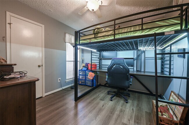 Building Photo - 2630 Hollymist Dr