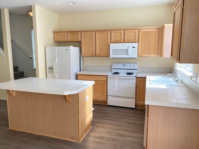 Building Photo - Fantastic Townhome close to Nike