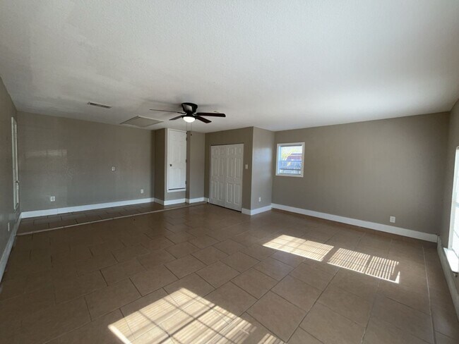 Building Photo - 709 Lisa Ln