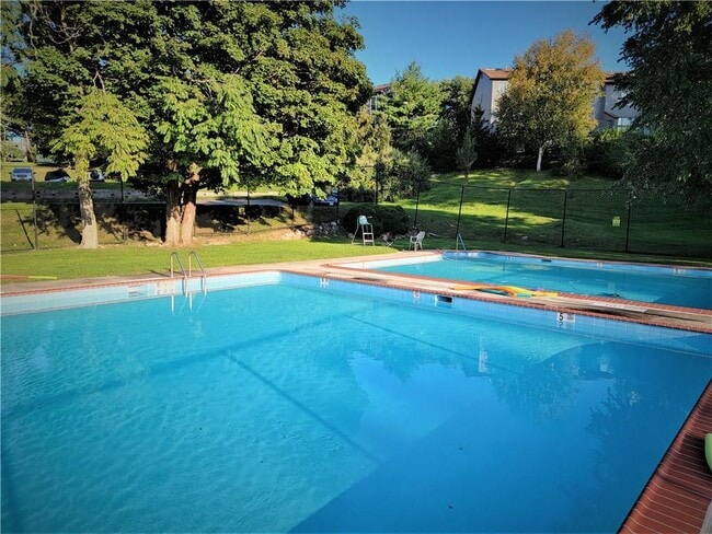 Building Photo - 1402 Villa Dr