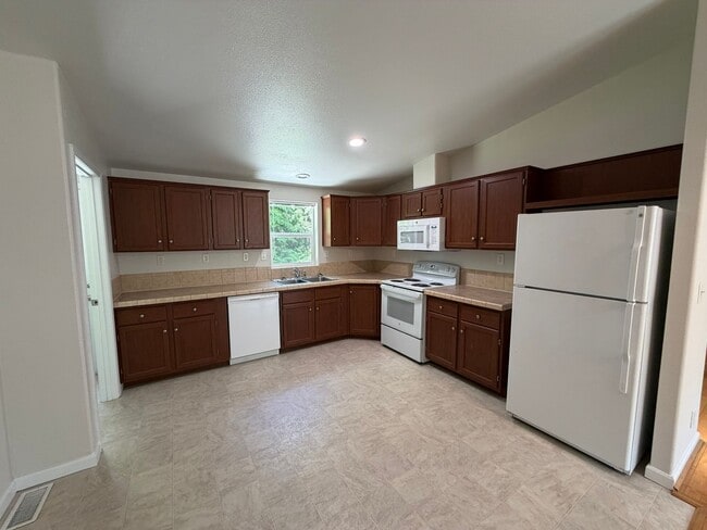 Building Photo - Peaceful Living – 3 Bedroom, 2 Bath Single-Family Home