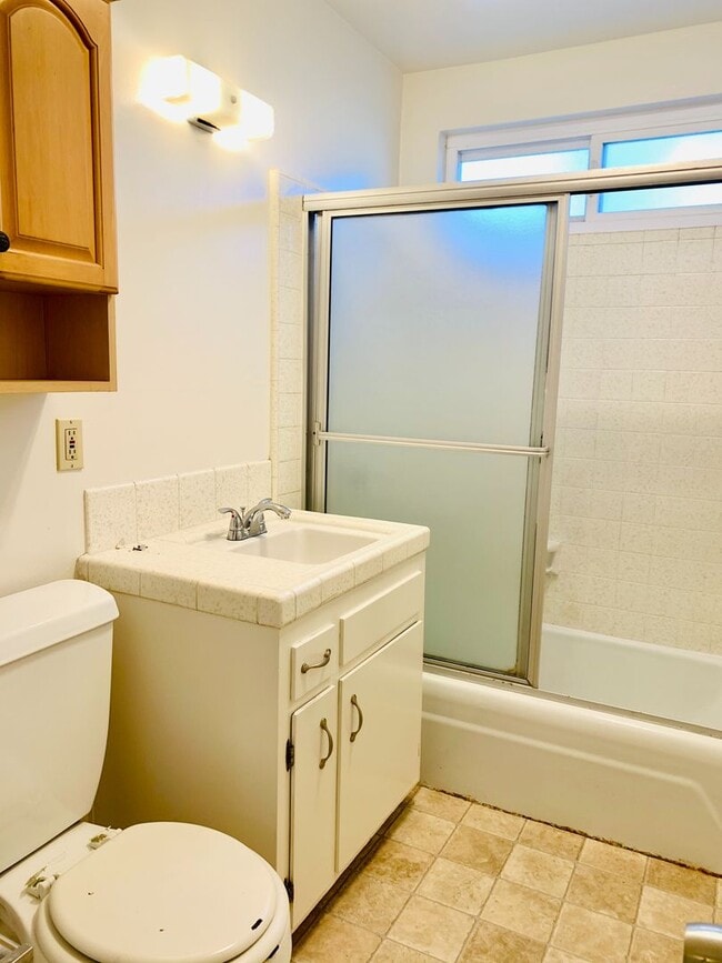 Building Photo - LOCATED IN THE HEART OF MISSION BEACH RIGH...