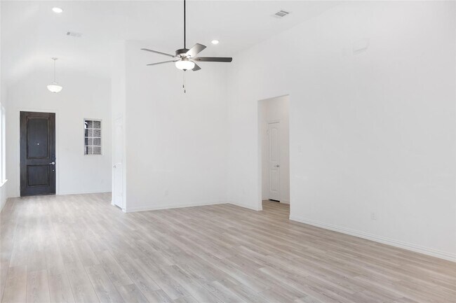 Building Photo - 713 Caroline Dr