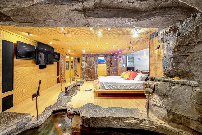 Building Photo - 8280 Queen St