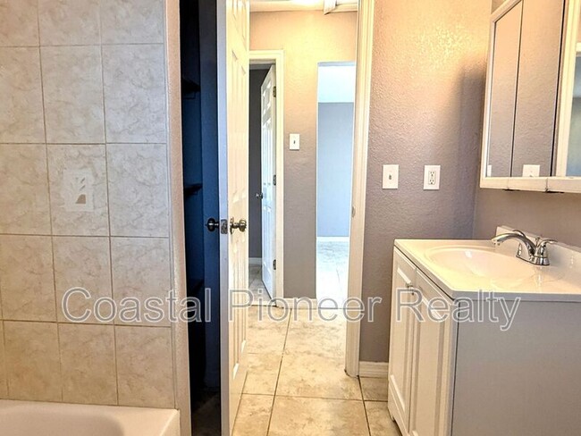 Building Photo - 2489 Del Rio Way