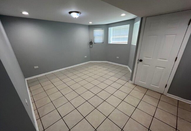 Building Photo - 2300 S Ridgeway Ave