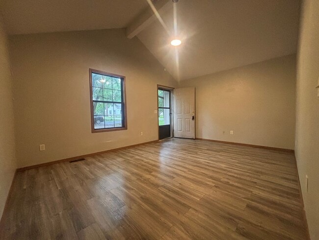 Building Photo - 2 bedroom 1 bathroom 1 car garage