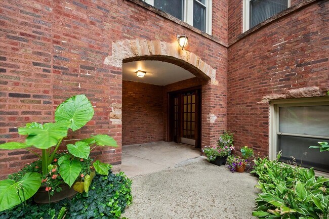 Building Photo - 4128.5 N Kedvale Ave