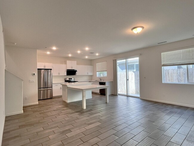 Building Photo - 537 Farmhouse Ln