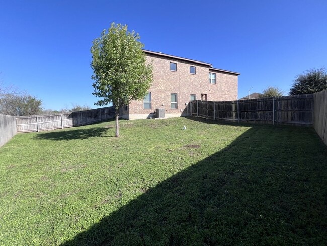 Building Photo - Beautiful Townhouse in New Braunfels!