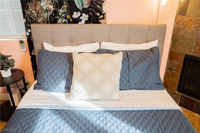 Building Photo - 2205 Santa Paula Dr