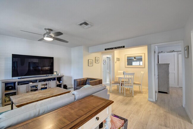 Building Photo - 1020 Casuarina Rd