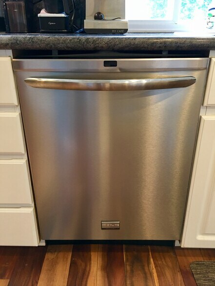 Building Photo - 672 Garland Court