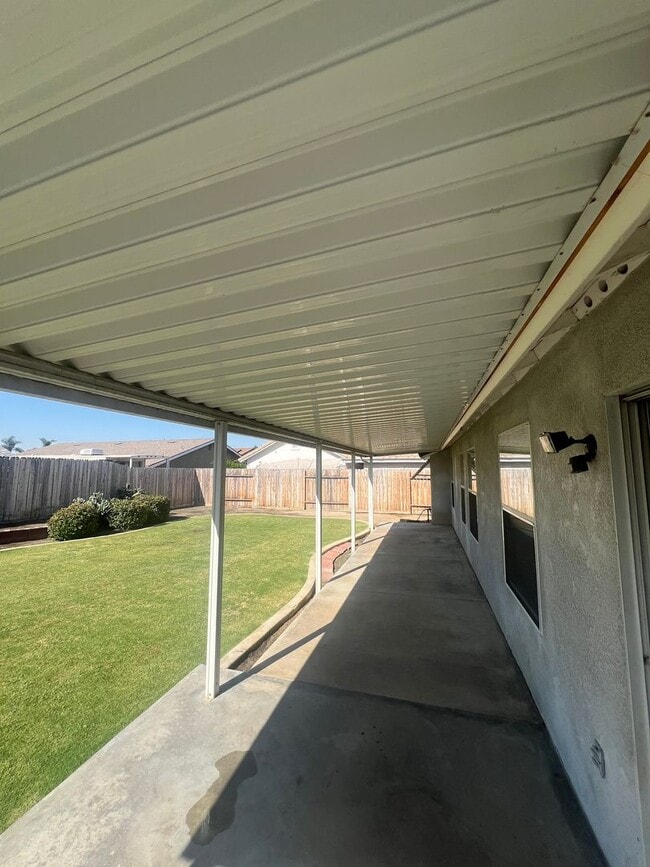 Building Photo - Cute North Bakersfield home!