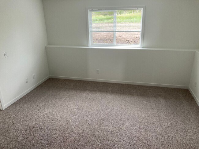 Building Photo - 3 Bed 3 Bath Twin Home