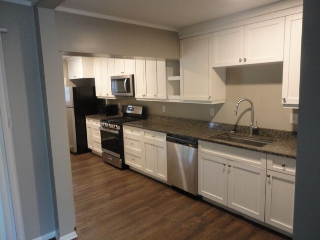 Building Photo - 4 Bedroom/2 Bath located in Golf Club Manor