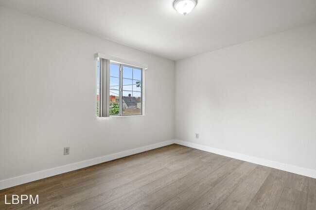 Building Photo - 4 br, 2.5 bath House - 417 E 41st St