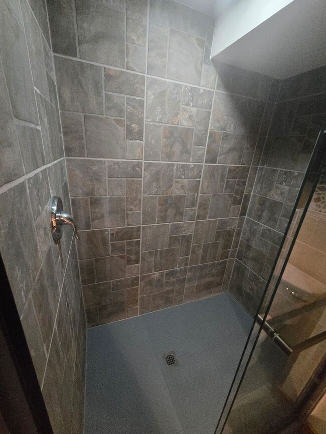 Building Photo - 229 Crestwood Ct