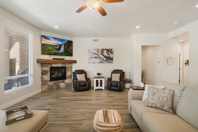 Building Photo - Luxurous 4 Bedroom Golf Course Home