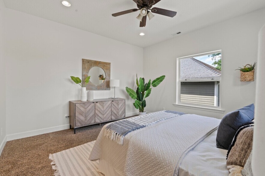 Building Photo - 7321 NE 8th Ave