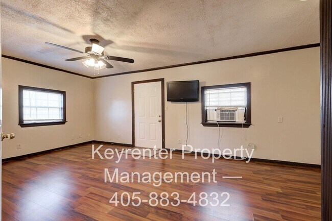 Building Photo - 3607 SW 12th St