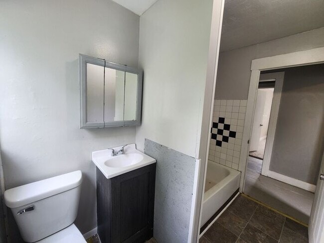 Building Photo - DEPOSIT SPECIAL - $250 !!