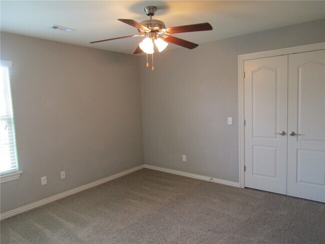 Building Photo - 4200 SW Rhinestone Blvd