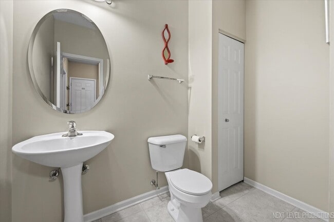 Building Photo - 706 Versailles Pkwy