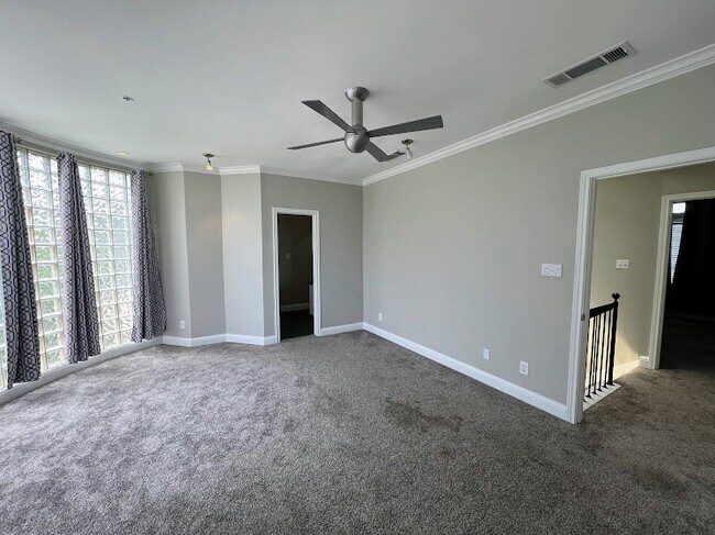 Building Photo - 4040 Avondale Ave