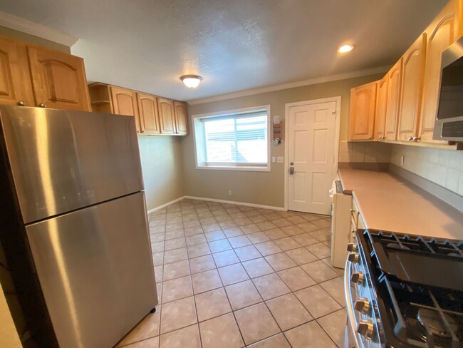 Building Photo - Two Bedroom Huntington Beach Townhouse w/ ...